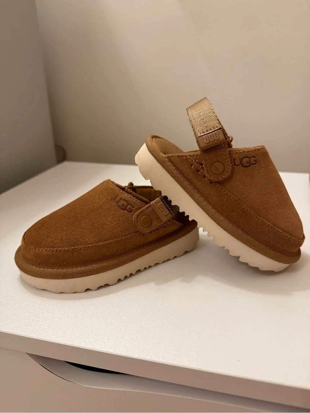KIDS UGG Goldenstart Slingback Clog- size 6 (toddler)